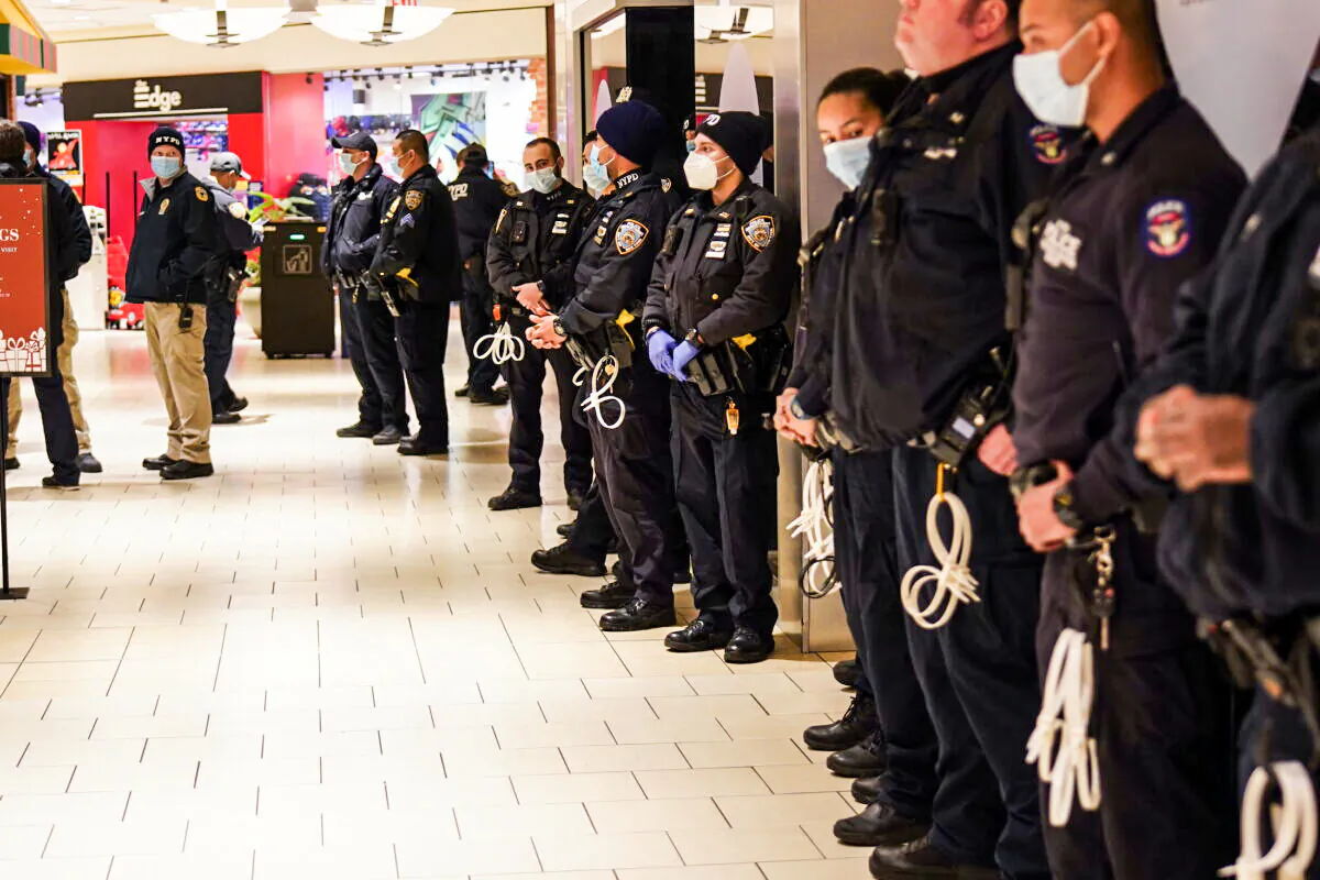 Police getting ready to kick out protestors from Applebee's restaurant, Queens, New York, on Dec 15, 2021 (Enrico Trigoso/The Epoch Times)
