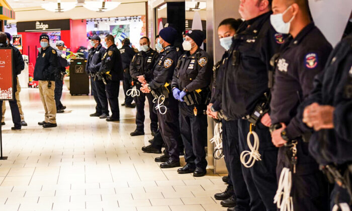 Police getting ready to kick out protestors from Applebee's restaurant, Queens, New York, on Dec 15, 2021 (Enrico Trigoso/The Epoch Times)
