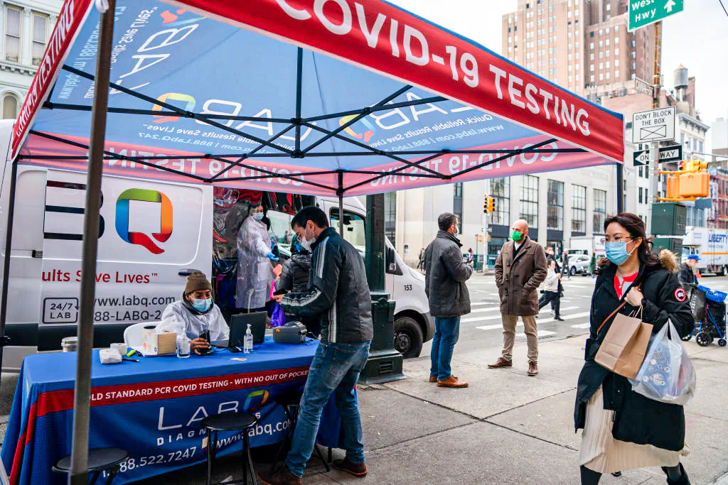 The Centers for Disease Control and Prevention says that New York is one of two states with the highest spread of the Omicron COVID-19 variant, the other being New Jersey, in New York City, on Dec. 15, 2021. (David Dee Delgado/Getty Images)
