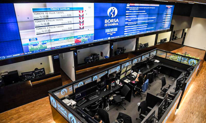 Traders work at their desks on the floor of the Borsa Istanbul on May 22, 2018. (OZAN KOSE/AFP/Getty Images)