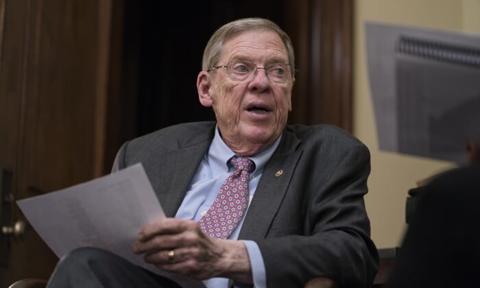 Sen. Johnny Isakson (R-Ga.) meets with his staff in his office on Capitol Hill in Washington on Dec. 2, 2019. (J. Scott Applewhite/AP Photo)
