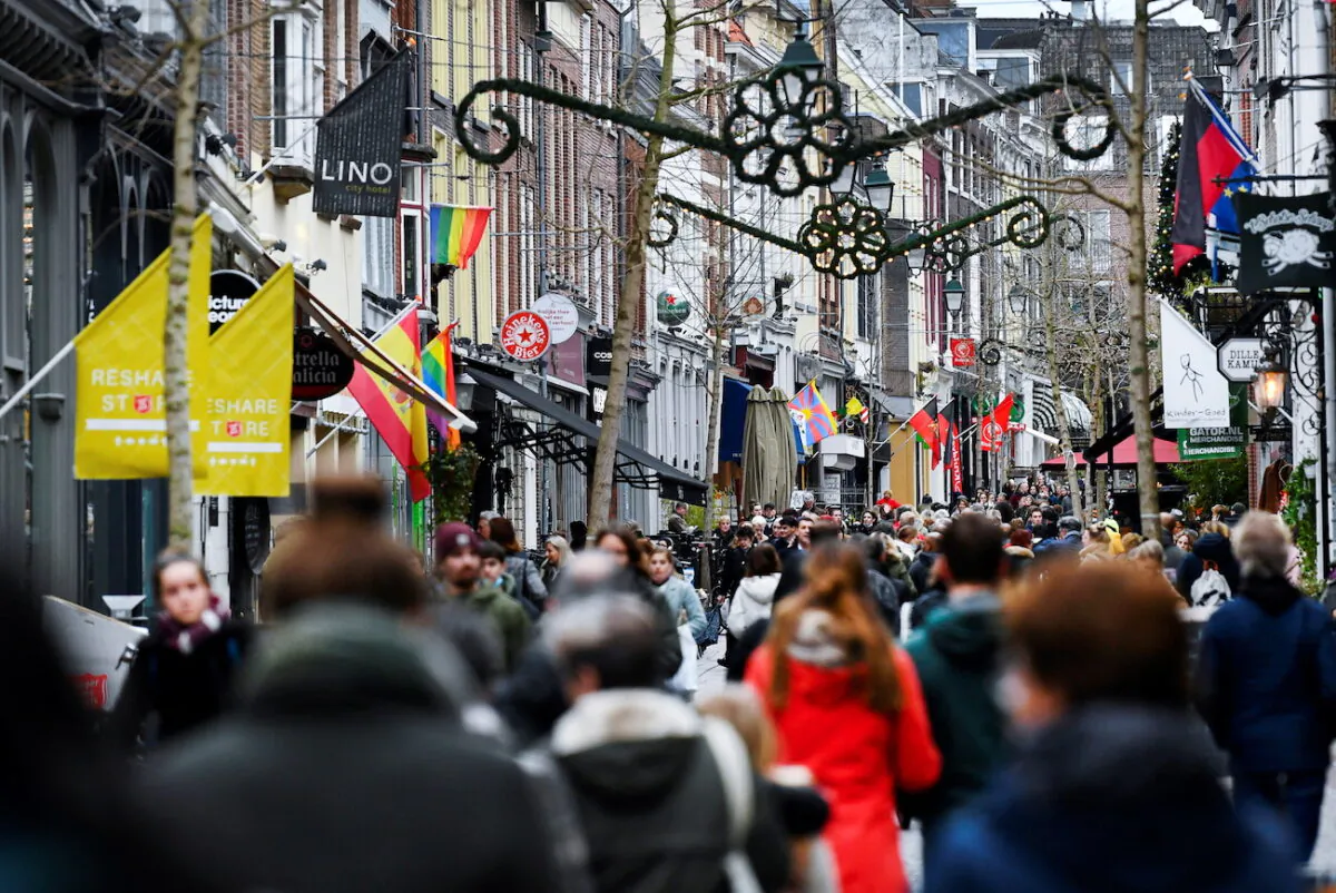 People do their Christmas shopping before the Dutch government's expected announcement of a "strict" Christmas lockdown to curb the spread of the Omicron coronavirus variant, in the city centre of Nijmegen, Netherlands Dec. 18, 2021. (Piroschka van de Wouw/Reuters)