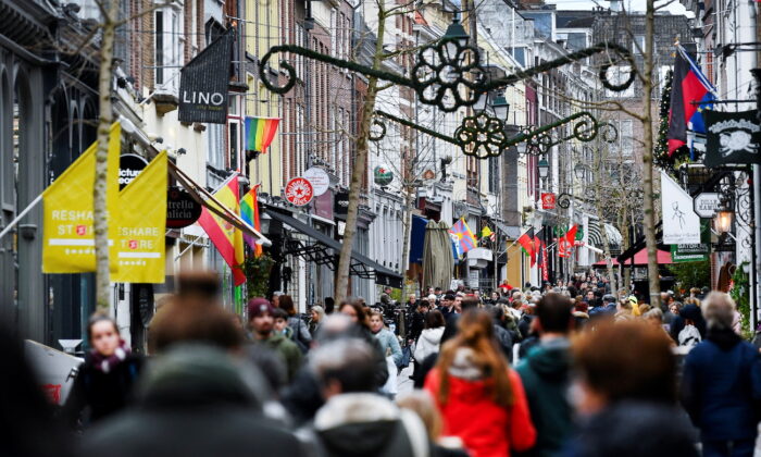 People do their Christmas shopping before the Dutch government's expected announcement of a "strict" Christmas lockdown to curb the spread of the Omicron coronavirus variant, in the city centre of Nijmegen, Netherlands Dec. 18, 2021. (Piroschka van de Wouw/Reuters)