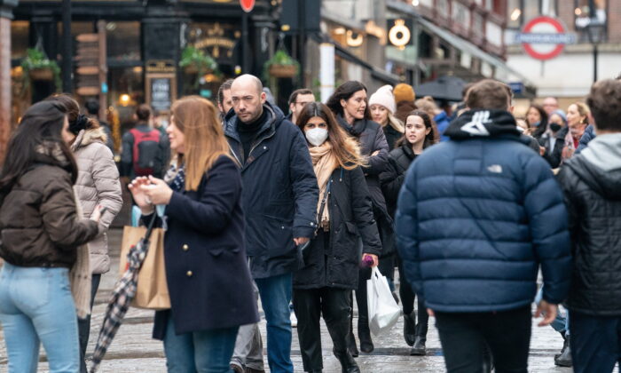 Shoppers in Covent Garden, London, on Dec. 27, 2021. (Dominic Lipinski/PA)