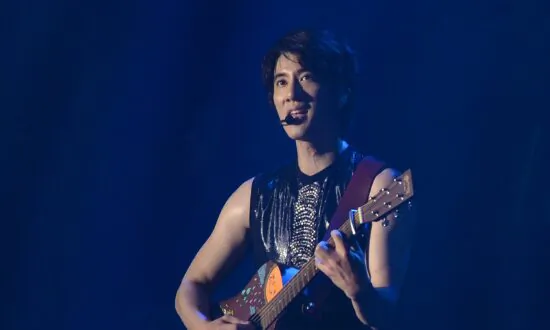 US-born China Pop Star Wang Leehom Apologizes in Scandal