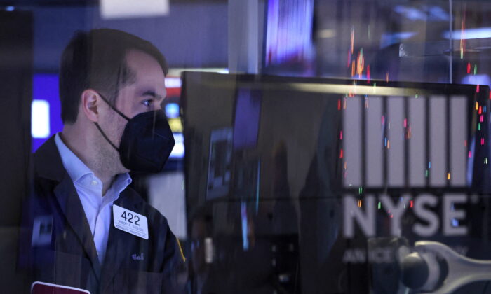 A trader in a face mask works on the trading floor at the New York Stock Exchange (NYSE) in Manhattan, New York City, on Dec. 17, 2021. (Andrew Kelly/Reuters)