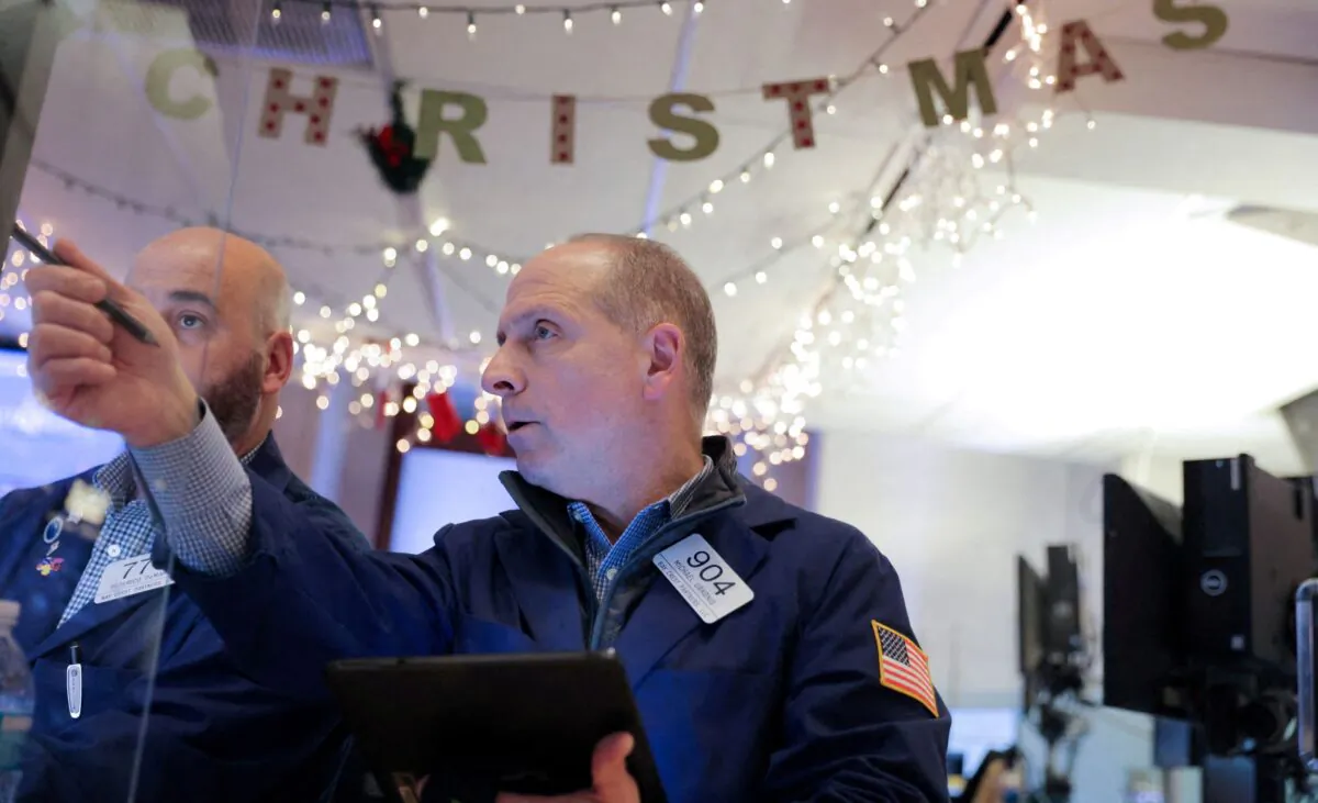 Traders work on the trading floor at the New York Stock Exchange (NYSE) in Manhattan, New York City, on Dec. 17, 2021. (Andrew Kelly/Reuters)