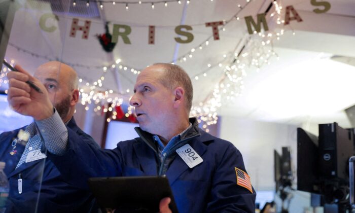 Traders work on the trading floor at the New York Stock Exchange (NYSE) in Manhattan, New York City, on Dec. 17, 2021. (Andrew Kelly/Reuters)