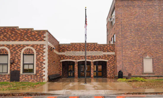 More Illinois Public Schools Defy Mask Mandate, Asserting Local Control