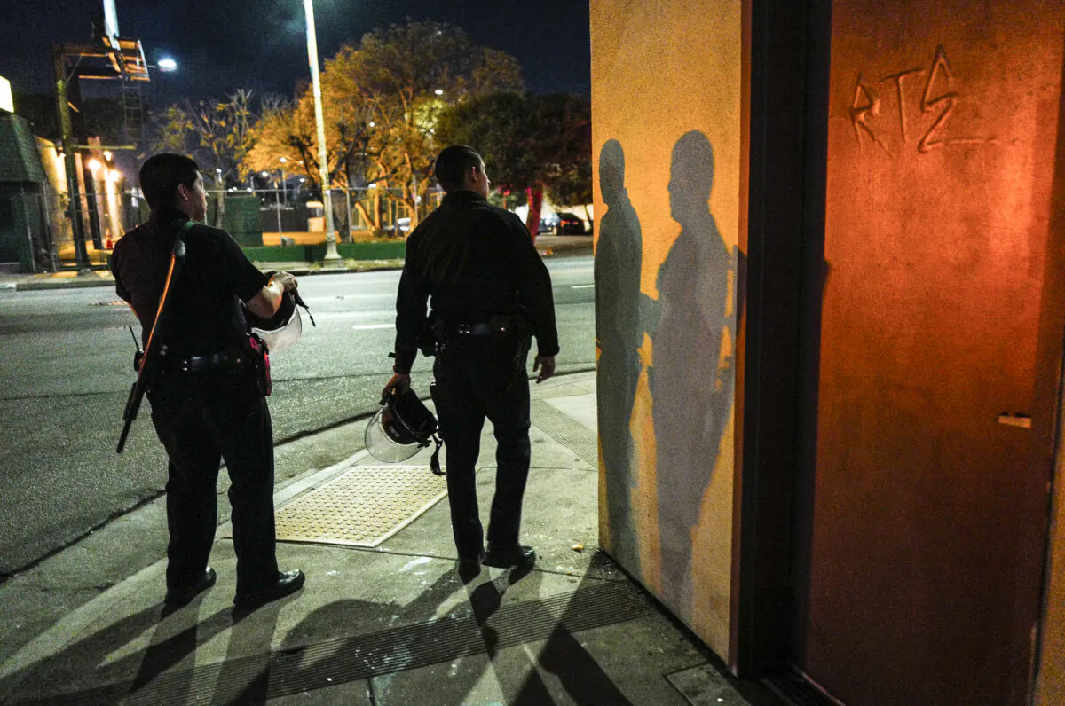 LAPD officers search for a suspect in Los Angeles on May 7, 2018. (John Fredricks/The Epoch Times)