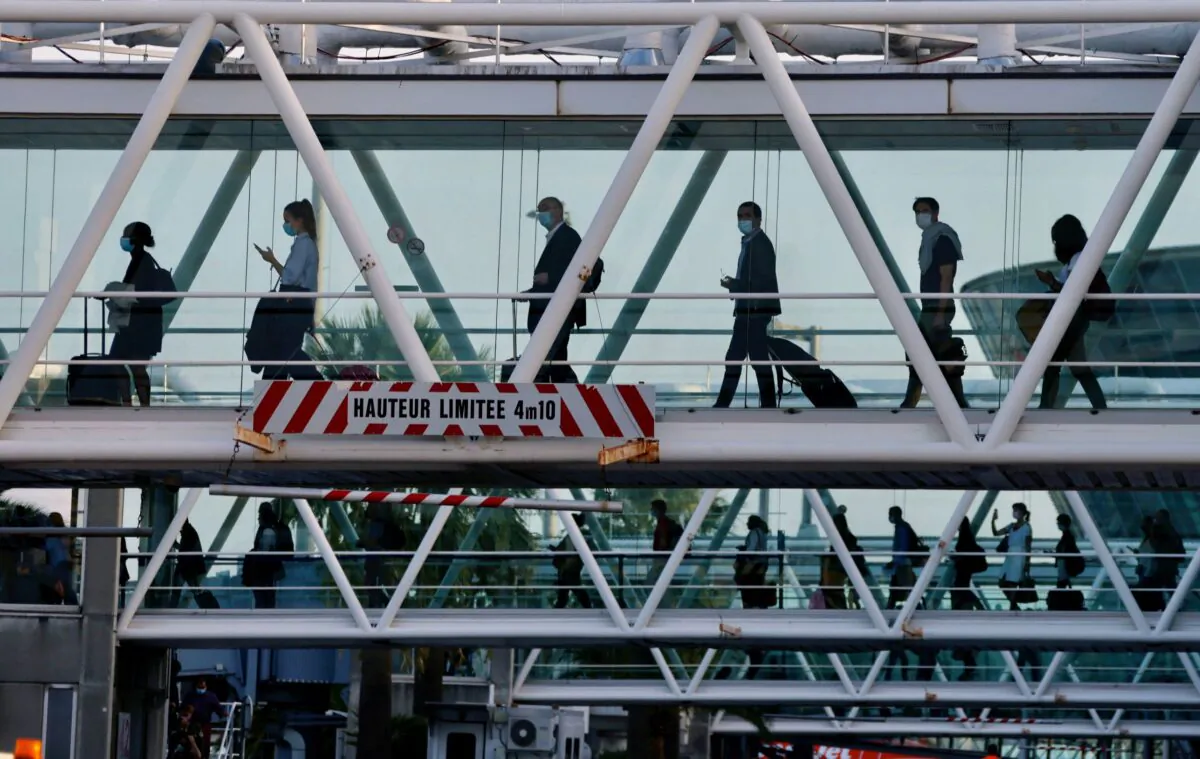 Passengers board a flight at Nice Cote d'Azur airport, France, on Oct. 1, 2021. (Eric Gaillard/Reuters)