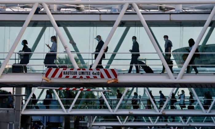 Passengers board a flight at Nice Cote d'Azur airport, France, on Oct. 1, 2021. (Eric Gaillard/Reuters)