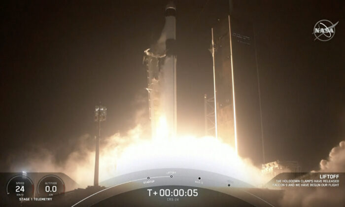 A SpaceX rocket launches from the Kennedy Space Center in  Cape Canaveral, Fla., on Dec. 21, 2021. (NASA TV via AP/Screenshot via The Epoch Times)