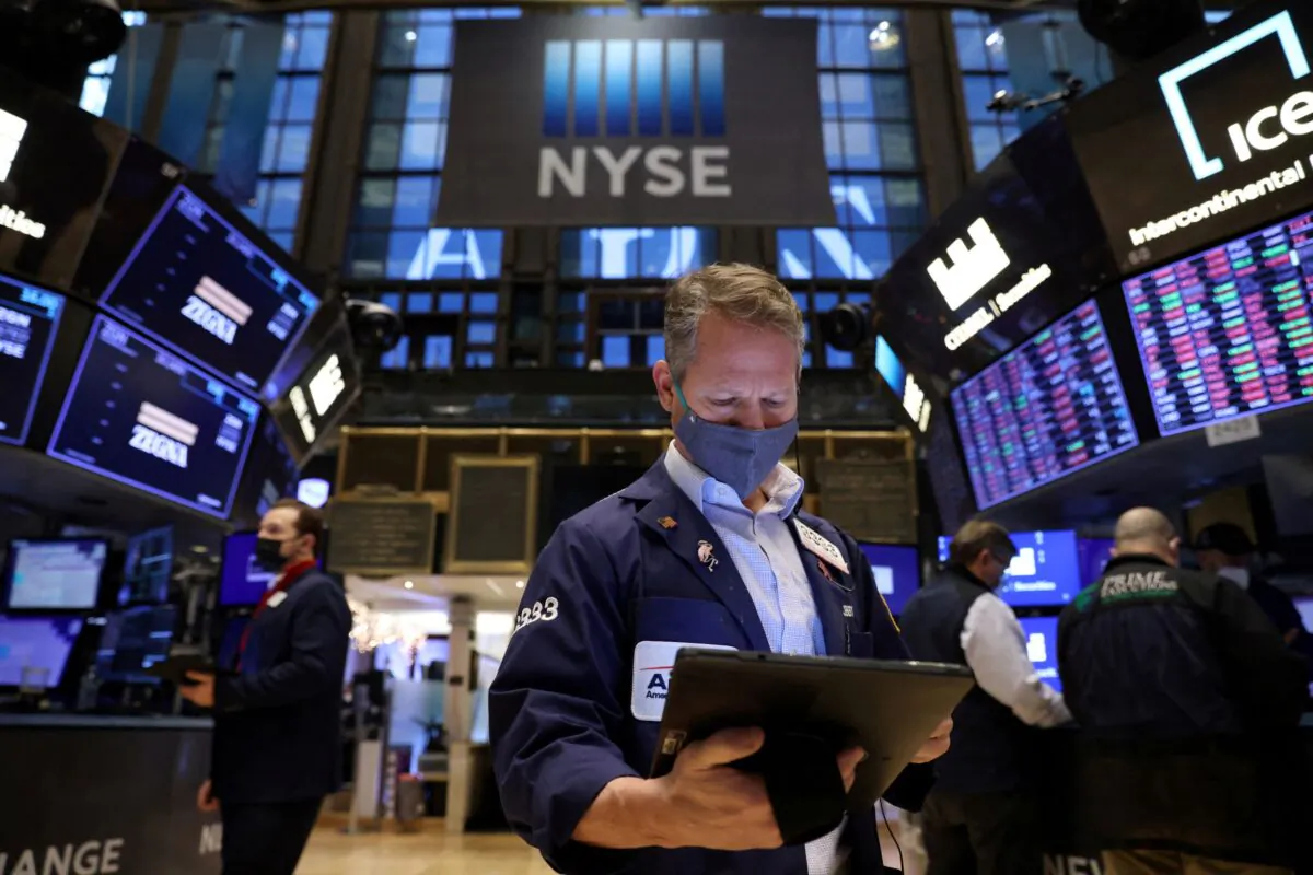 A trader in a face mask works on the trading floor at the New York Stock Exchange (NYSE) as the Omicron coronavirus variant continues to spread in Manhattan, New York City, on Dec. 20, 2021. (Andrew Kelly/Reuters)