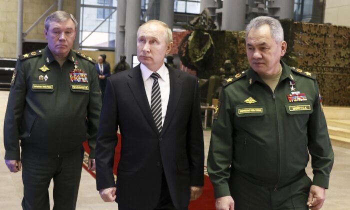 Russian President Vladimir Putin (center) and General Valery Gerasimov, accompanied by Russian Defense Minister Sergei Shoig, held an extension meeting of the Russian Defense Ministry's board of directors at the Defense Control Center in Moscow, Russia on December 21. After attending, walk.  2021.  (Photo of Kremlin Pool via Mikhail Metsel, Sputnik, AP)