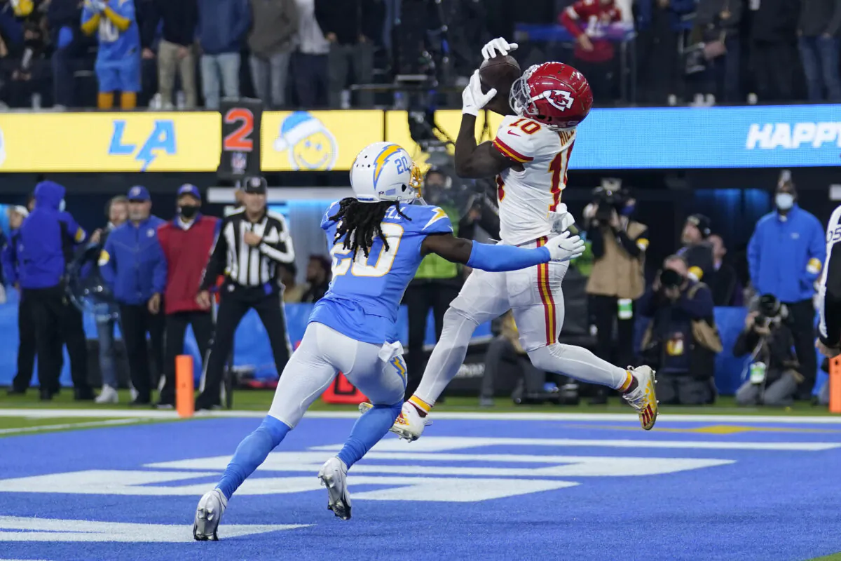 Kansas City Chiefs wide receiver Tyreek Hill (R) grabs a pass in the end zone for a touchdown as Los Angeles Chargers defensive back Tevaughn Campbell defends, during an NFL game in Inglewood, Calif., on Dec. 16, 2021. (Marcio Jose Sanchez/AP Photo)
