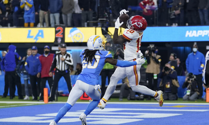 Kansas City Chiefs wide receiver Tyreek Hill (R) grabs a pass in the end zone for a touchdown as Los Angeles Chargers defensive back Tevaughn Campbell defends, during an NFL game in Inglewood, Calif., on Dec. 16, 2021. (Marcio Jose Sanchez/AP Photo)