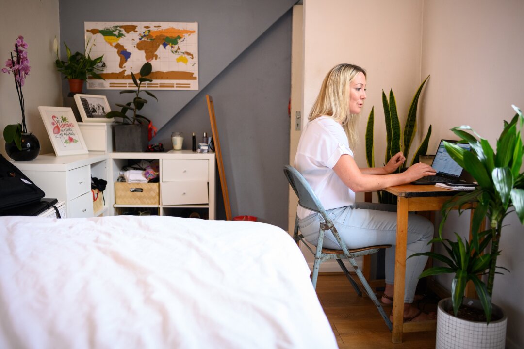 A stock photo showing an UK volunteer offering mental health support in Ealing, London, during the COVID-19 lockdown. (Leon Neal/Getty Images)