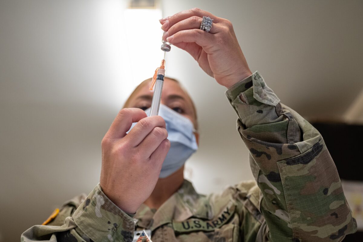 Um militar prepara uma vacina COVID-19 em Fort Knox, Kentucky, em 9 de setembro de 2021. (Jon Cherry/Getty Images)