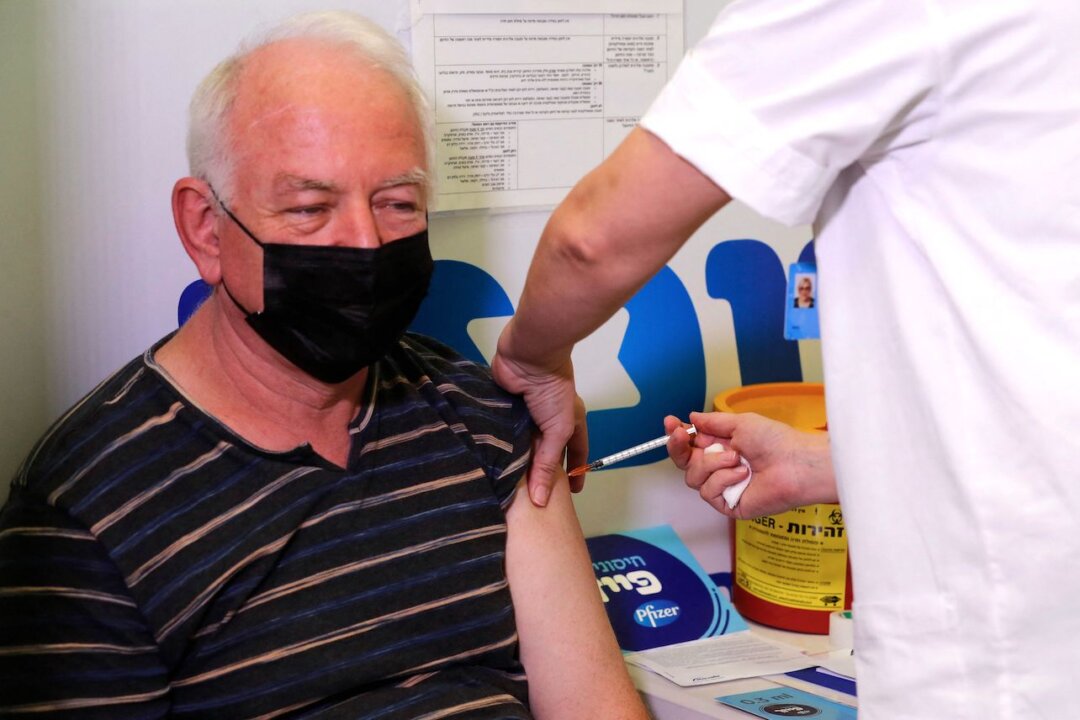 Expert Israeli Panel Recommends 4th COVID-19 Vaccine Dose to People Over 60