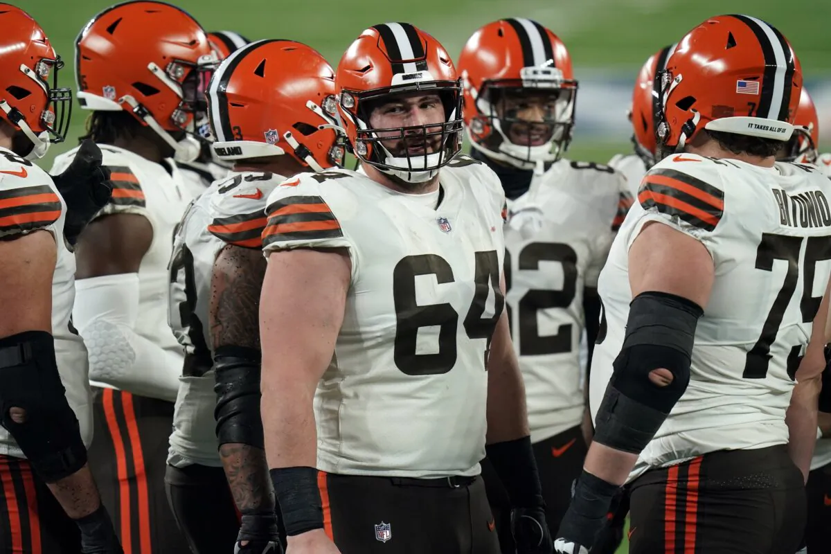 Cleveland Browns center JC Tretter (64) talks to teammates during an NFL game against the New York Giants in East Rutherford, N.J. Tretter, N.J., on Dec. 20, 2020. (Seth Wenig/AP Photo)