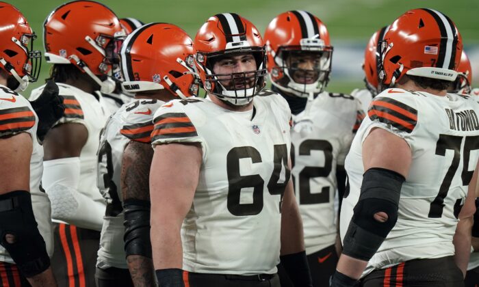 Cleveland Browns center JC Tretter (64) talks to teammates during an NFL game against the New York Giants in East Rutherford, N.J. Tretter, N.J., on Dec. 20, 2020. (Seth Wenig/AP Photo)