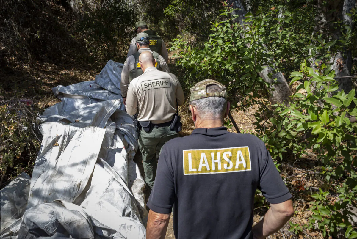 Los Angeles Homeless Services Authority workers join the Los angeles Sheriff's Department in assisting homeless individuals in Malibu, Calif., on Sept. 24, 2021. (John Fredricks/The Epoch Times)