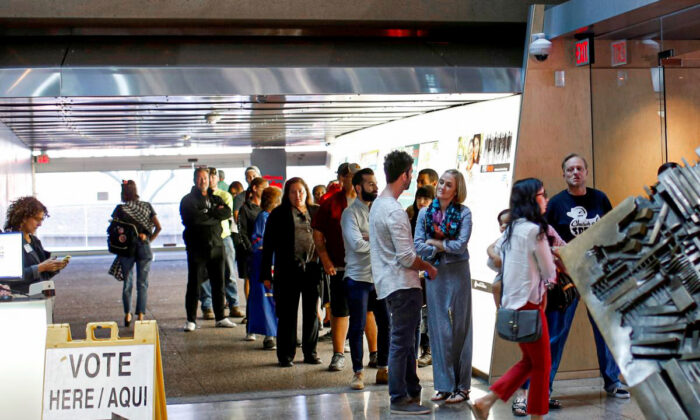 2018 年 11 月 6 日，选民在亚利桑那州凤凰城的投票站 Burton Barr 图书馆等待投票。（Nicole Neri/路透社）