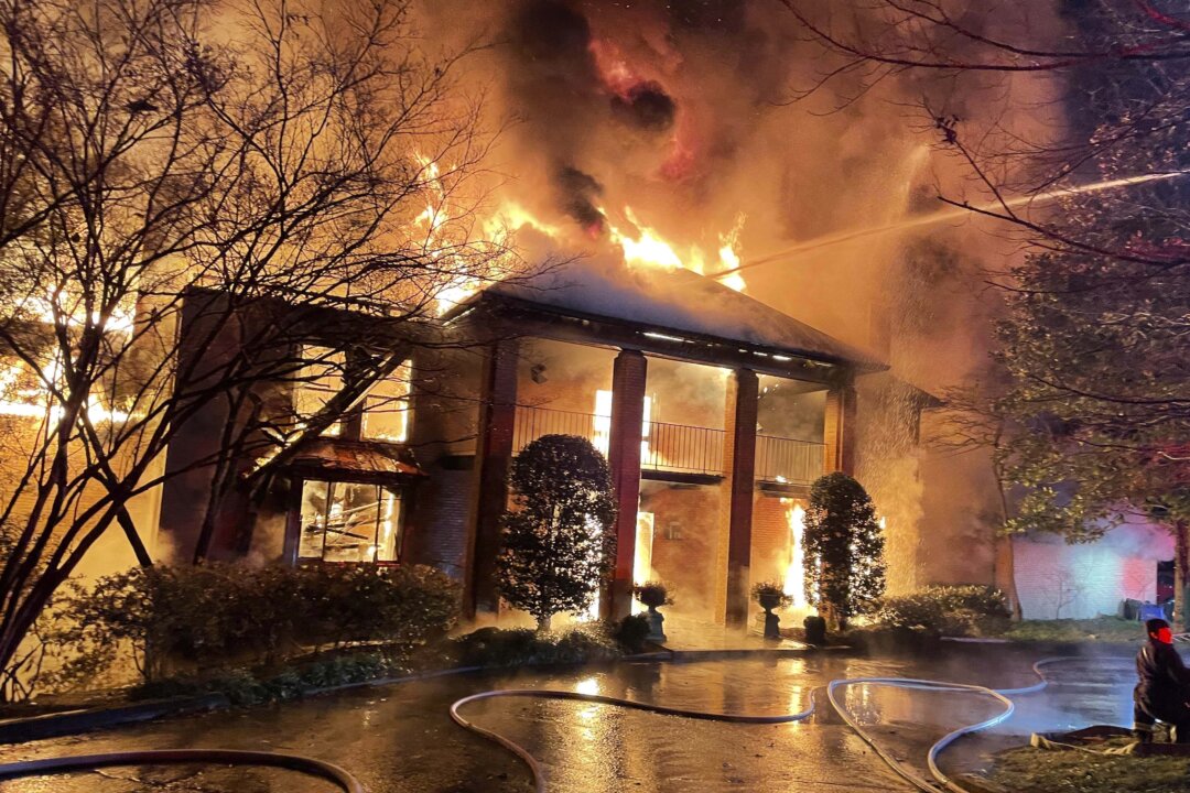 Ex-Sen. Chuck Robb, Wife Hospitalized After House Fire
