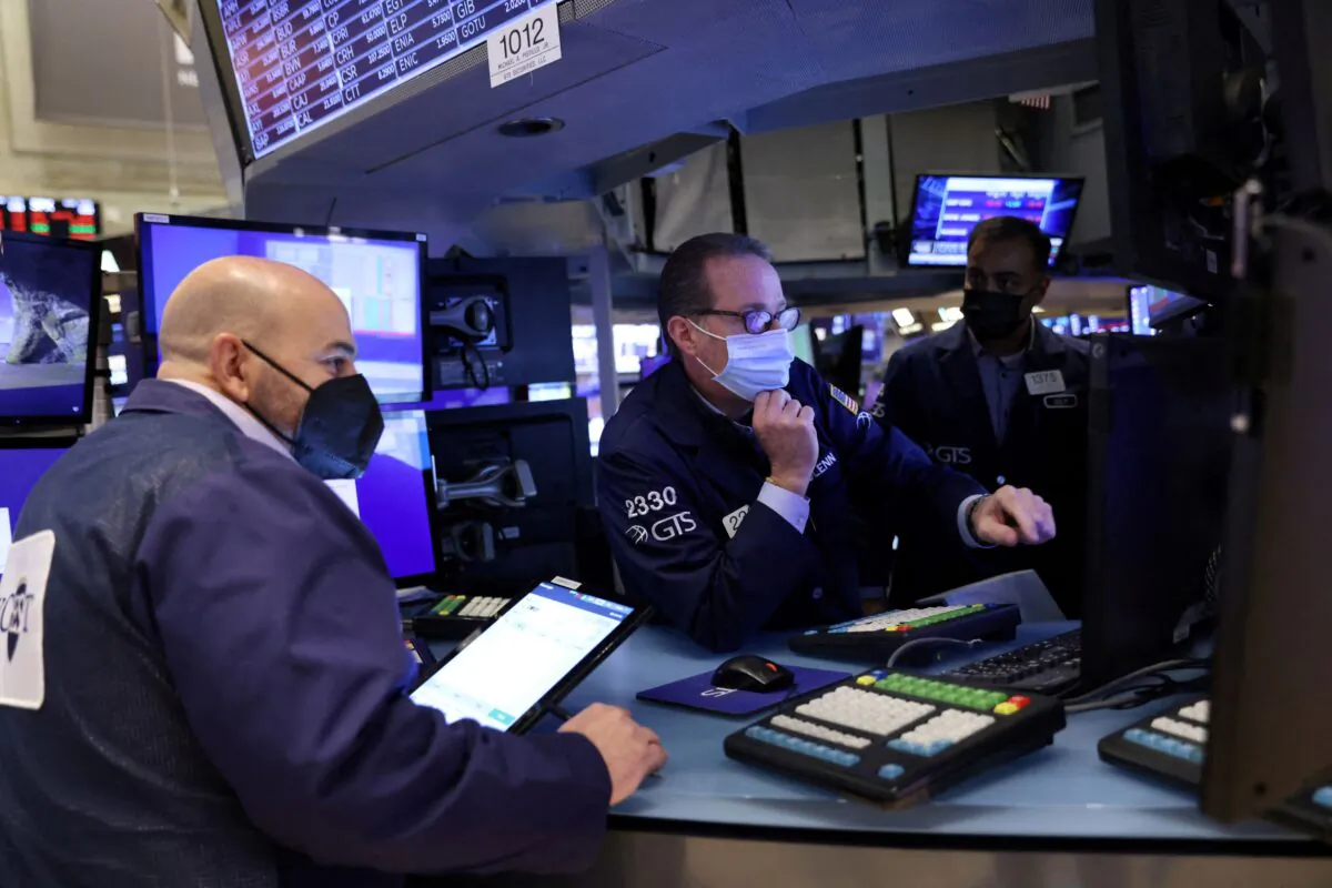 Traders wearing face masks work on the trading floor at the New York Stock in New York on Dec. 20, 2021. (Andrew Kelly/Reuters)