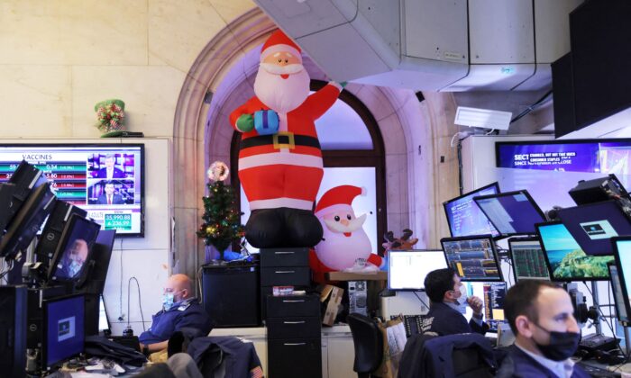Traders work on the trading floor on the last day of trading before Christmas at the New York Stock Exchange (NYSE) in Manhattan, New York City, on Dec. 23, 2021. (Andrew Kelly/Reuters)