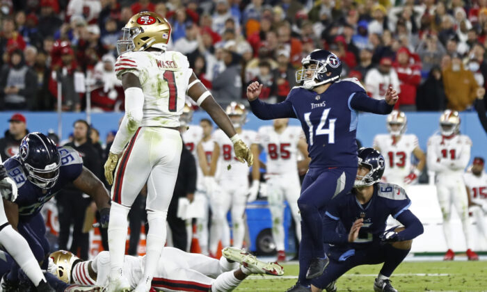 Tennessee Titans kicker Randy Bullock (14) watches his 44-yard field goal in the final seconds of the fourth quarter of an NFL football game against the San Francisco 49ers, in Nashville, on Dec. 23, 2021. (Wade Payne/AP Photo)