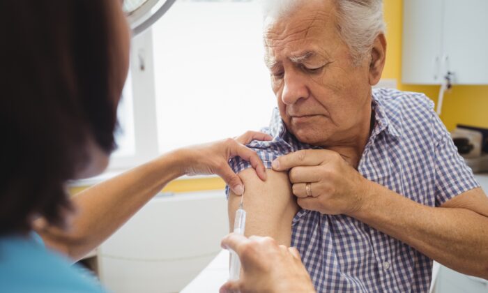 Un homme âgé a reçu un vaccin contre la COVID-19. (WavebreakmediaMicro/Adobe Stock)