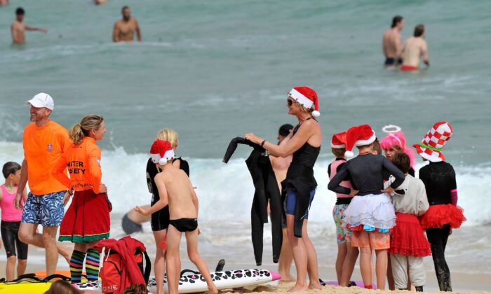 Residents enjoy their afternoon on the Bondi Beach in Sydney on December 22, 2021, amid number of COVID-19 cases that keeps on the rise across the New South Wales state ahead of the Christmas festivities. (Photo by Mohammad FAROOQ / AFP) (Photo by MOHAMMAD FAROOQ/AFP via Getty Images)