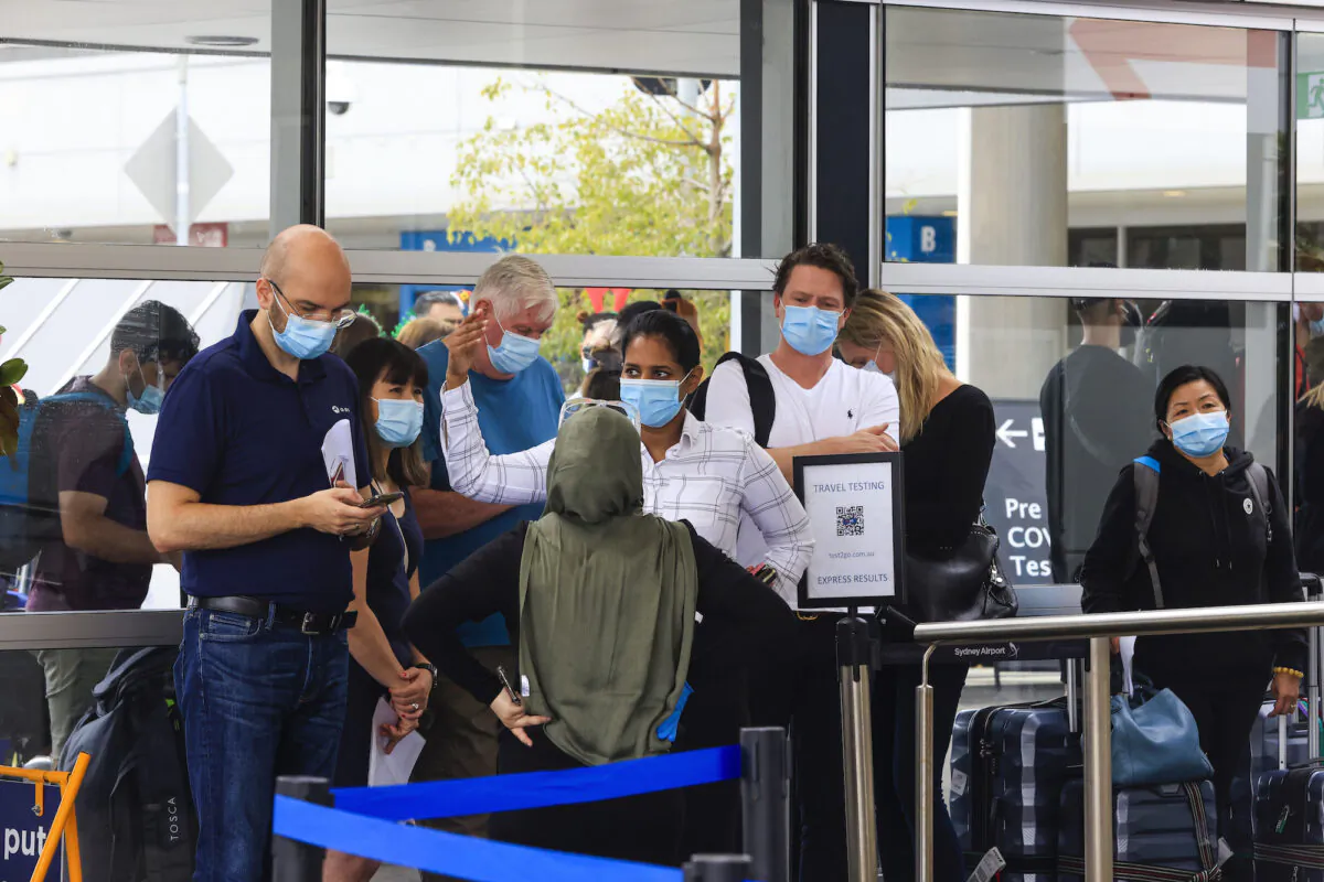 People line up at the Histopath pre-departure COVID-19 testing clinic at Sydney International airport in Sydney, Australia, on Dec. 23, 2021. (Jenny Evans/Getty Images)