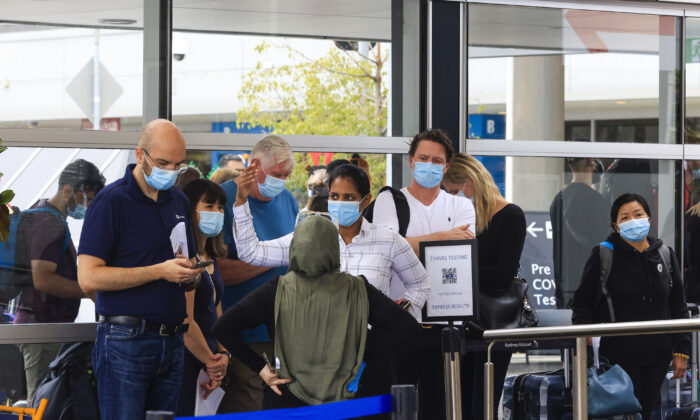 People line up at the Histopath pre-departure COVID-19 testing clinic at Sydney International airport in Sydney, Australia, on Dec. 23, 2021. (Jenny Evans/Getty Images)