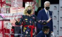 Biden, First Lady Visit Hospitalized Children on Christmas Eve