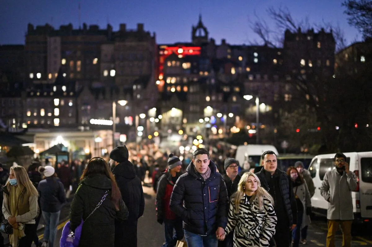 Members of the public are seen shopping on Waverley Bridge in Edinburgh, Scotland, on Dec. 18, 2021. (Jeff J Mitchell/Getty Images)