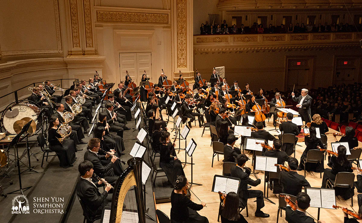 Milen Nachev conducts the Shen Yun Symphony Orchestra. (Courtesy of Shen Yun Performing Arts)