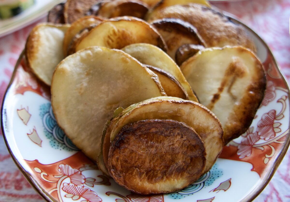 Homemade potato chips offer endless possibilities for seasoning and dipping. (Victoria de la Maza)