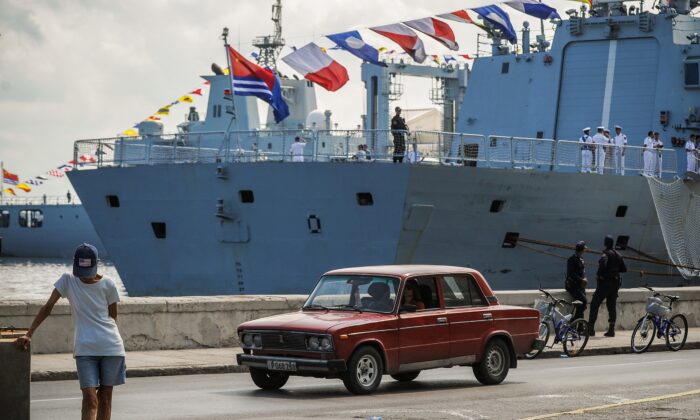 El buque de la Armada china tipo 054A fragata 548 Yiyang atracado en el Puerto de La Habana el 10 de Noviembre del 2015 (Yamil Lage/AFP vía Getty Images).