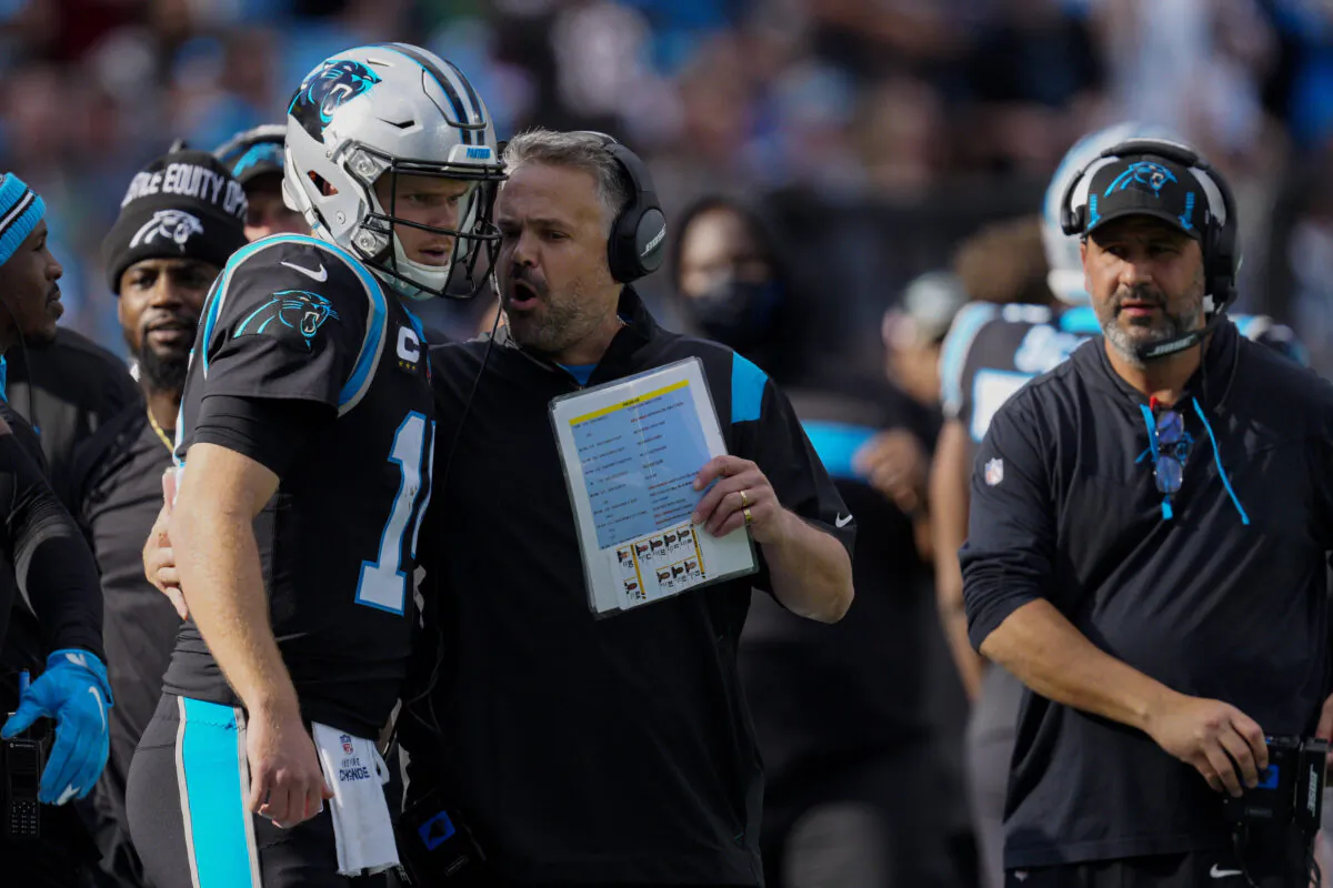 Carolina Panthers head coach Matt Rhule talks with quarterback Sam Darnold, during an NFL game against the Tampa Bay Buccaneers, in Charlotte, N.C., on Dec. 26, 2021. (Jacob Kupferman/AP Photo)
