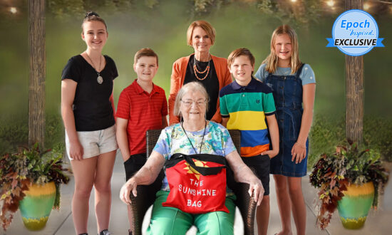Retired Nurse’s 4 Grandkids Befriend 93-Year-Old WWII Nurse Cadet: ‘Bonus Grandma’