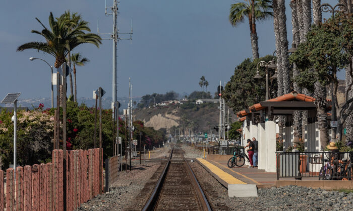 2020 年 10 月 20 日，加利福尼亚州圣克莱门特的铁轨。（John Fredricks/The Epoch Times）