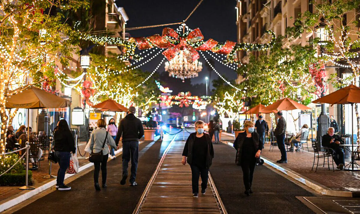 Shoppers wear protective face masks at an outdoor shopping mall and residential complex in Glendale, Calif., on Dec. 1, 2021. (Robyn Beck/AFP via Getty Images)