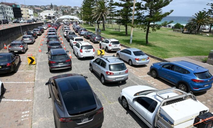 Residents queue up inside their cars for PCR tests at the St Vincent's Bondi Beach COVID-19 drive through testing clinic on December 22, 2021 in Sydney, as the number of COVID-19 cases keeps on the rise across the New South Wales state ahead of the Christmas festivities. (Photo by Mohammad Farooq/AFP via Getty Images)