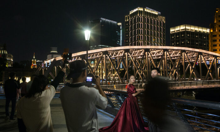 A couple have wedding photos taken on The Bund on September 10, 2021 in Shanghai, China. (Hu Chengwei/Getty Images)