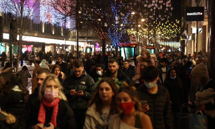 Shoppers walk along Oxford Street in London, on Dec. 27, 2021. (Hollie Adams/Getty Images)