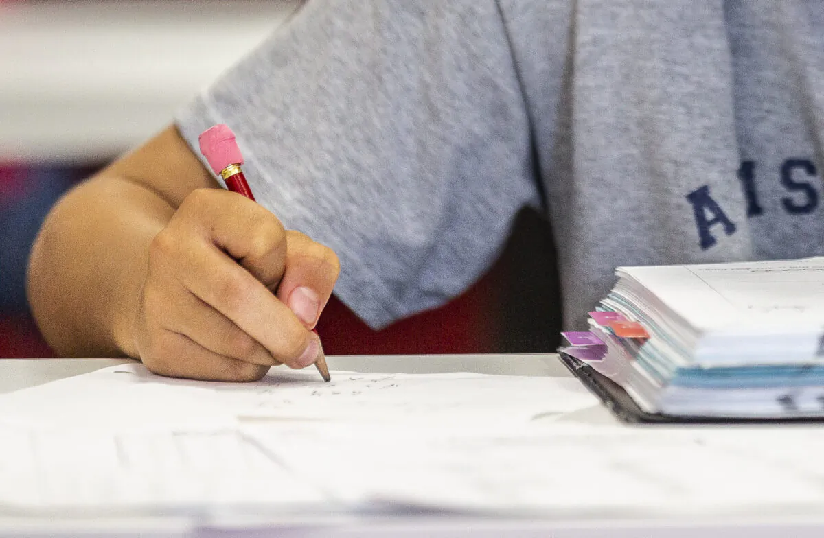 Elementary aged students work on their math homework in California on May 12, 2021. (John Fredricks/The Epoch Times)