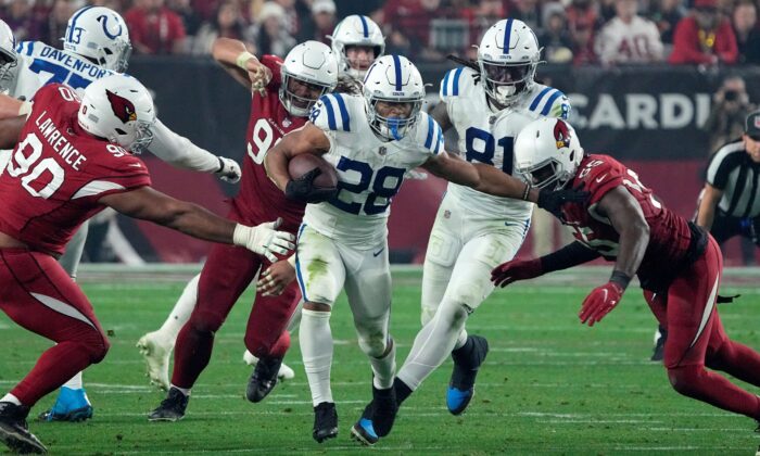 Indianapolis Colts running back Jonathan Taylor (28) runs against the Arizona Cardinals during the second half of an NFL football game in Glendale, Ariz on Dec. 25, 2021. (Rick Scuteri/AP Photo)